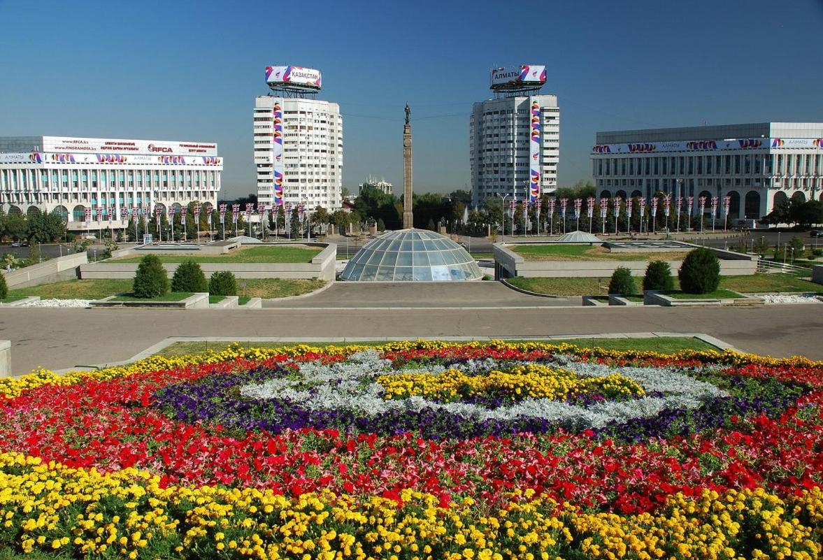 Nadezhda Apartments In Touristic Area, On The Dostyk Avenue 89 Almaty Exterior photo
