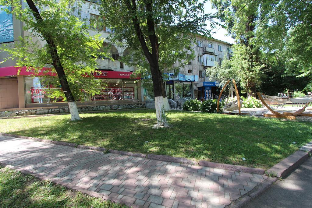 Nadezhda Apartments In Touristic Area, On The Dostyk Avenue 89 Almaty Exterior photo